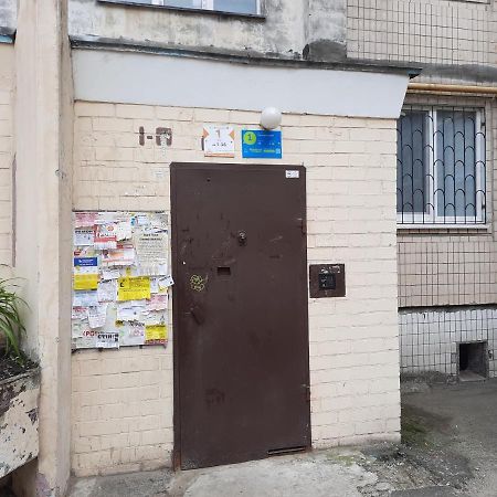 Посуточно Мини-Студия Метро Минская Киев ภายนอก รูปภาพ
